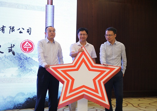 方正電子總裁楊斌（中）、華為中國區(qū)企業(yè)BG廣電媒資業(yè)務(wù)部副部長張宏中（右一）、方正電子數(shù)字出版與教育業(yè)務(wù)部總經(jīng)理劉長明（左一）共同發(fā)布融合云出版解決方案.jpg