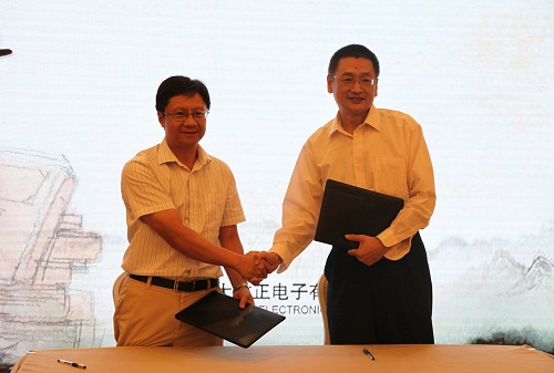 方正電子總裁楊斌（左）、國家開放大學(xué)出版?zhèn)髅郊瘓F(tuán)總編輯、中央廣播電視大學(xué)出版社總編輯任巖（右）代表雙方簽約.jpg
